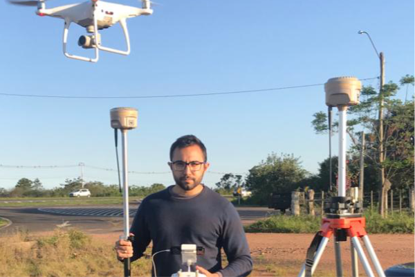 CREA RS239965. Formado em Engenharia Cartográfica e de Agrimensura pela Unisinos, com pós-graduação em Engenharia de Segurança do Trabalho. Atua na área de topografia, possuindo experiência em Georreferenciamento, Projetos de Loteamento, Aerofotogrametria e elaboração de Sistemas de Informação Geográfica (SIG).